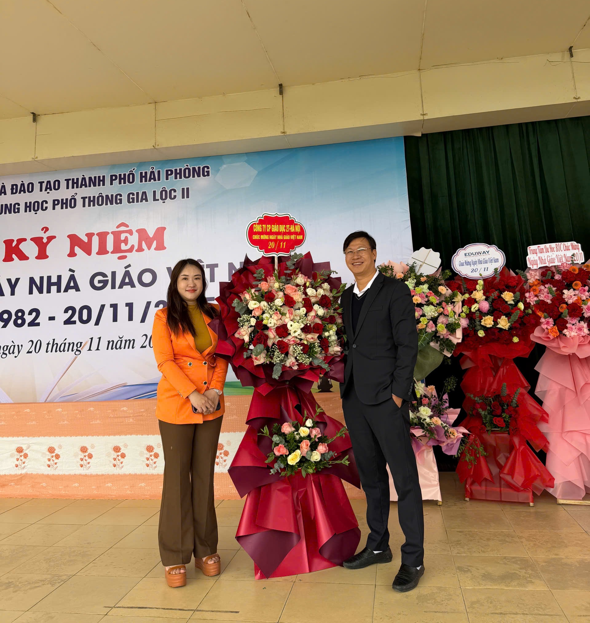 Đại diện công ty chụp ảnh lưu niệm cùng Giáo viên bộ môn Văn của trường- thầy Đoàn Văn Thuộc.