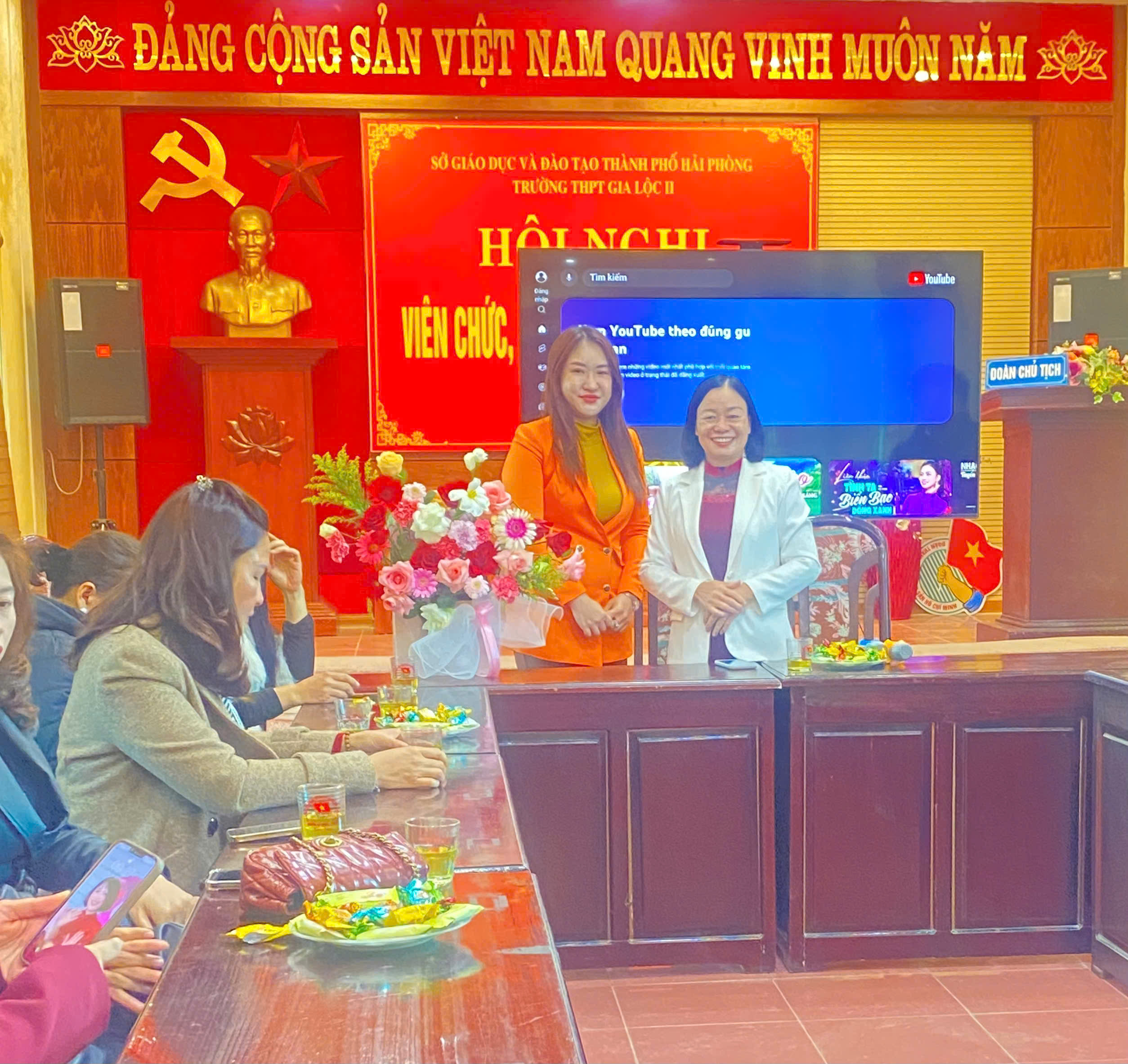 Đại diện công ty chụp ảnh kỷ niệm cùng Phó Hiệu trưởng trường THPT Gia Lộc II.