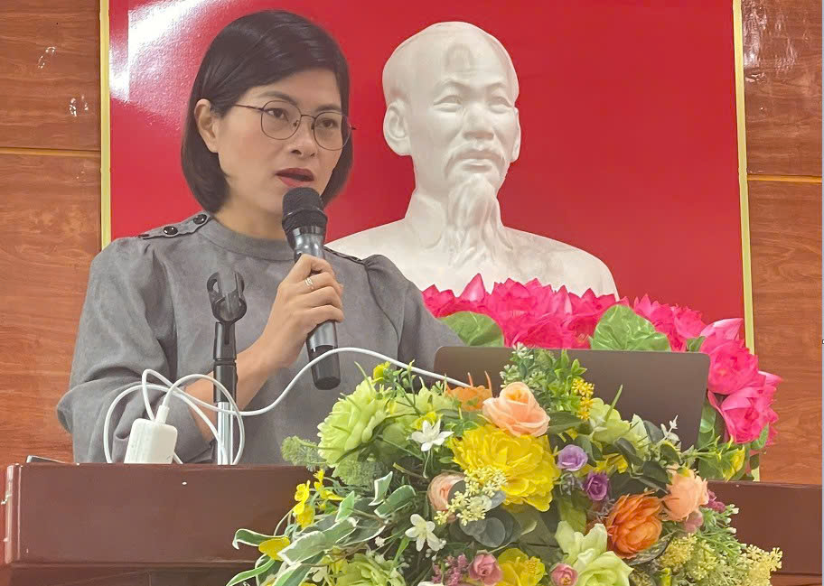 Cô Trương Thị Thanh Châm - Hiệu trưởng Trường THPT Tiên Yên phát biểu