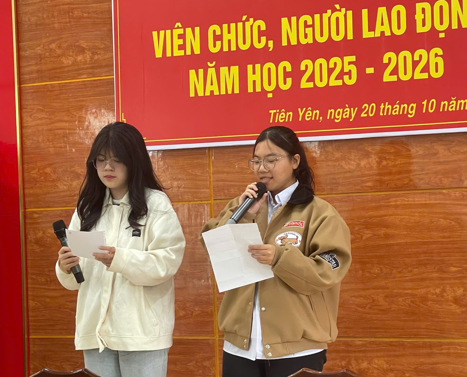 Hai em học sinh đại diện chia sẻ cảm nhận khi học ở 2T