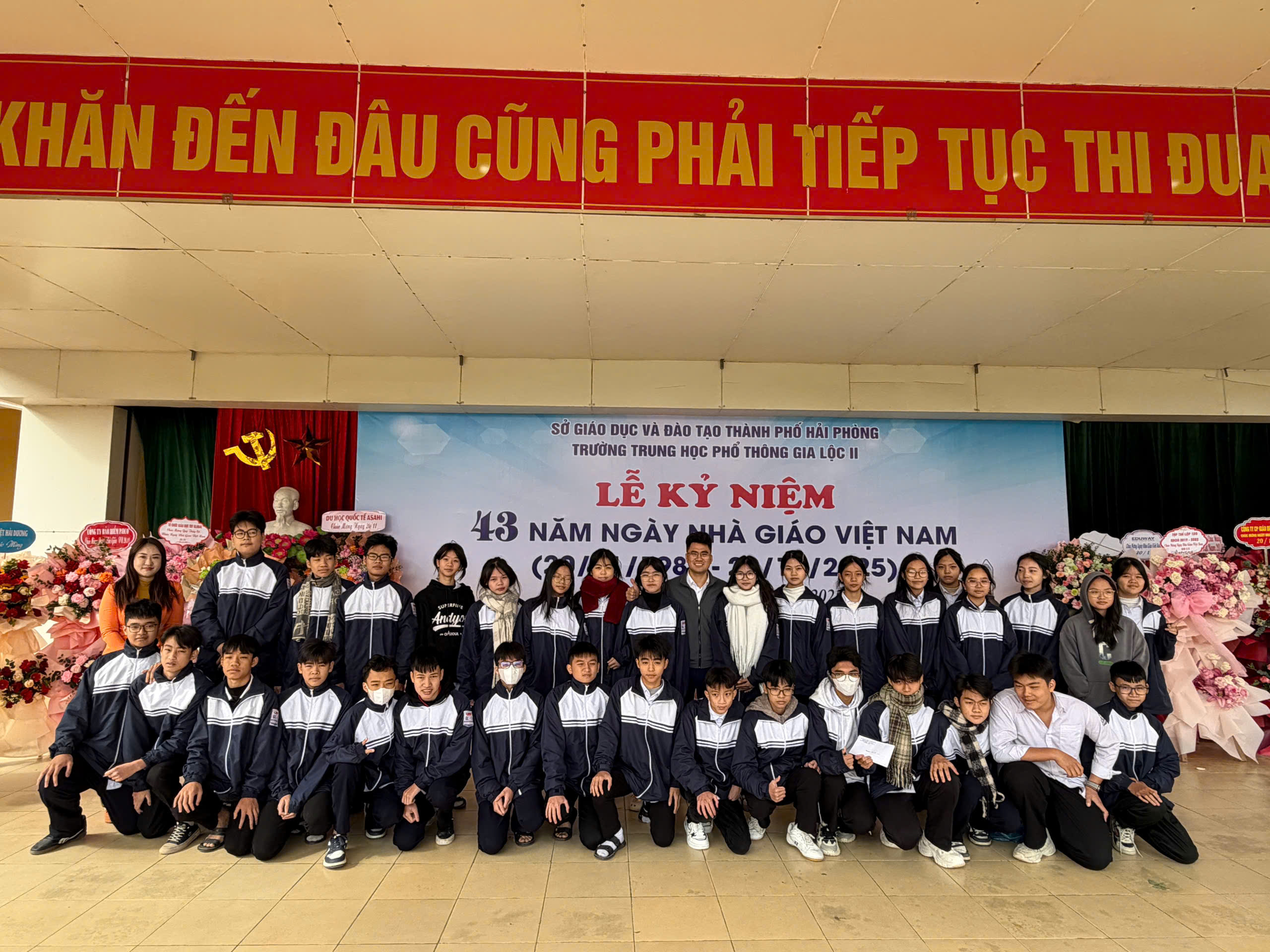 Đại diện Công ty Cổ phần Giáo dục 2T chụp ảnh cùng Các em học sinh tiêu biểu của trường.